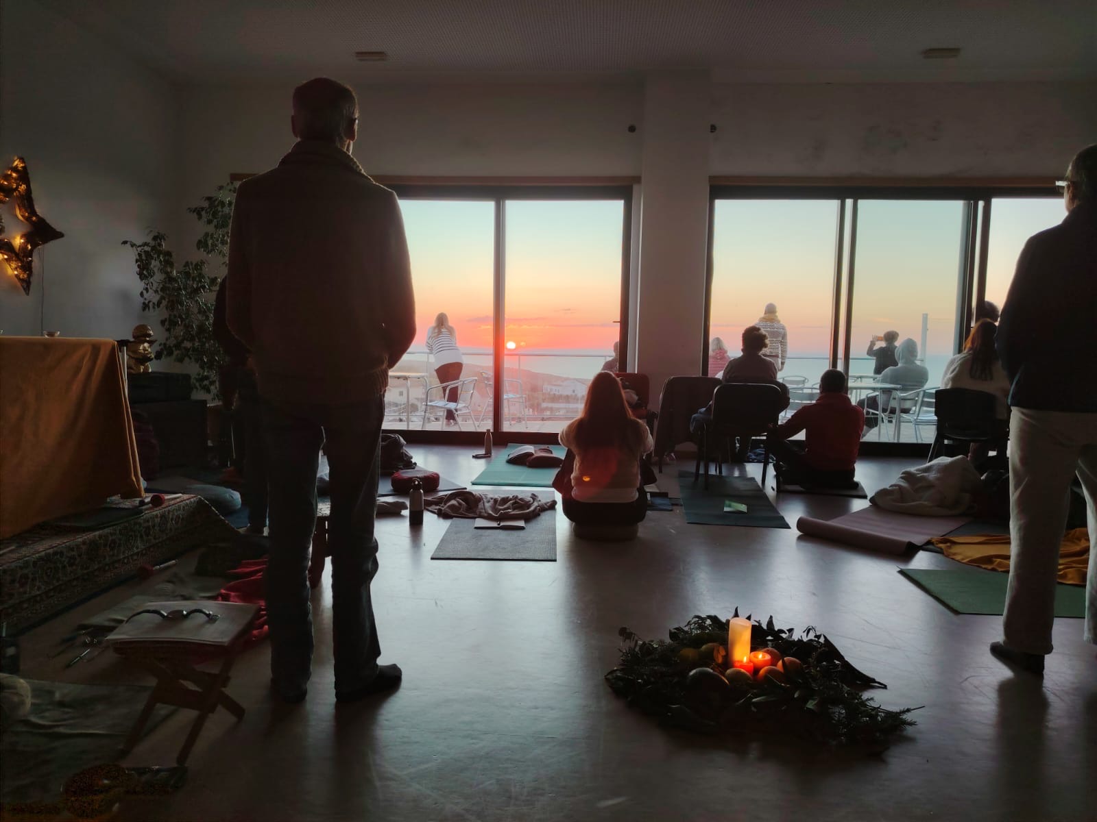 Meditação na sala da Casa do Oeste, com vista para o pôr do sol sobre o oceano