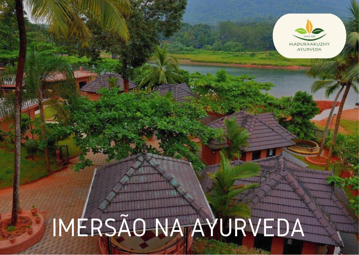 Imersão na Ayurveda: vista dos Centros Madukkakuzhy junto ao lago, em Kerala, com a inscrição e o logótipo oficiais