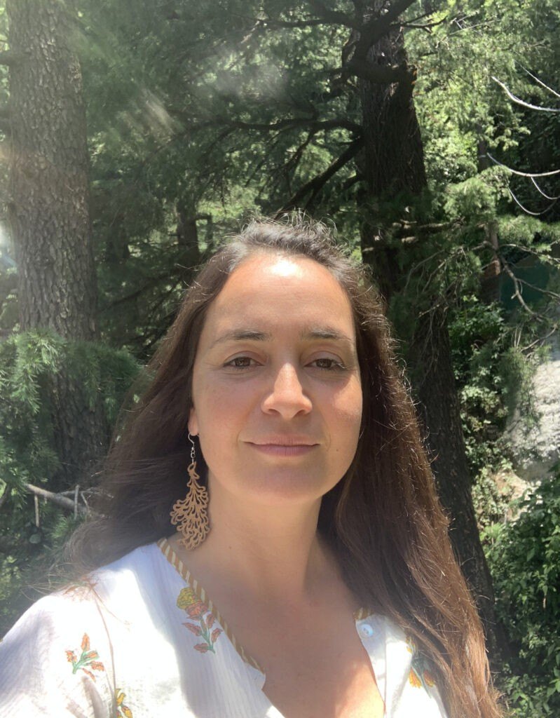 Retrato de Daniela Velho olhando o céu