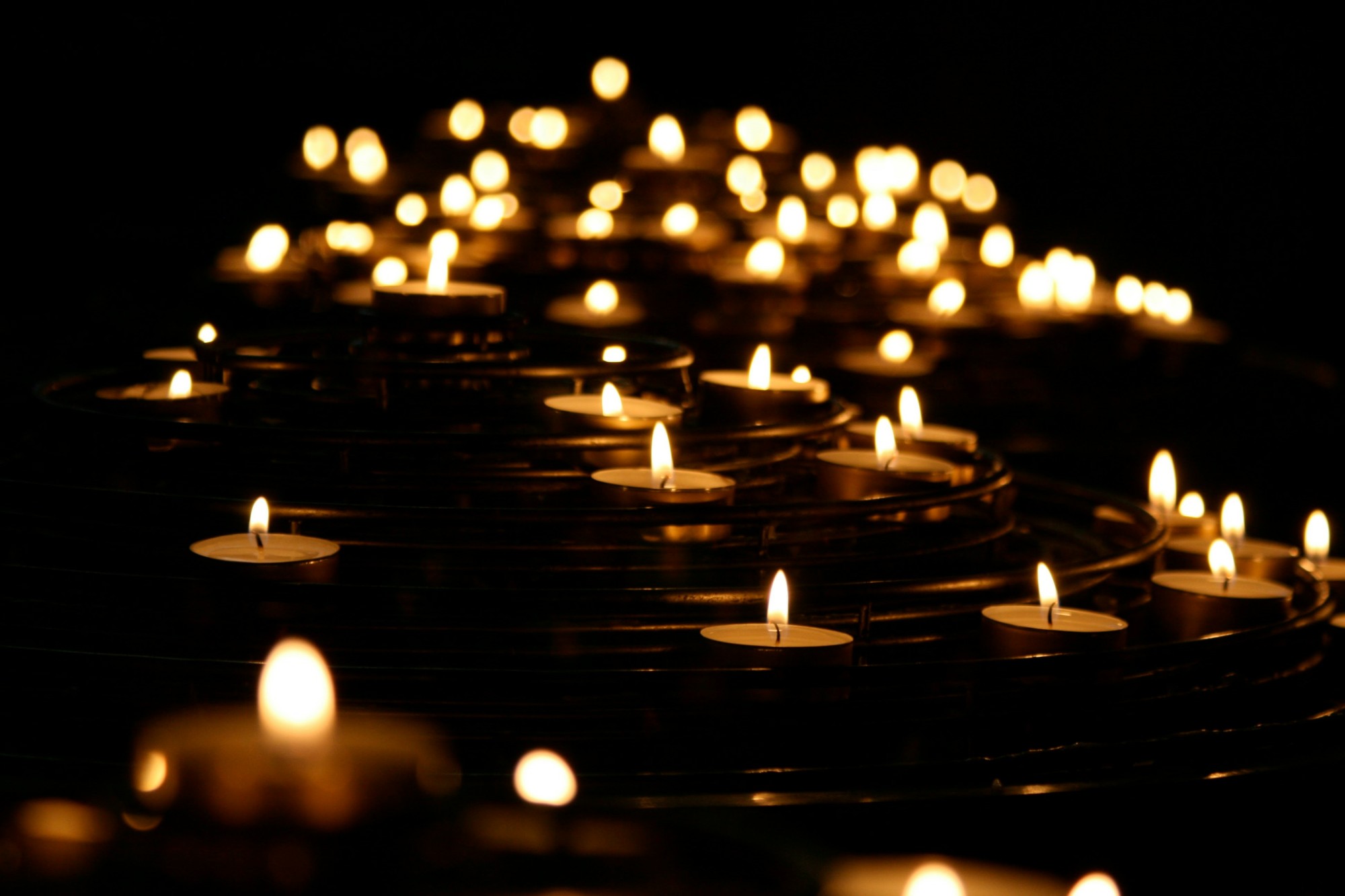 Velas acesas na penumbra, dispostas em espiral